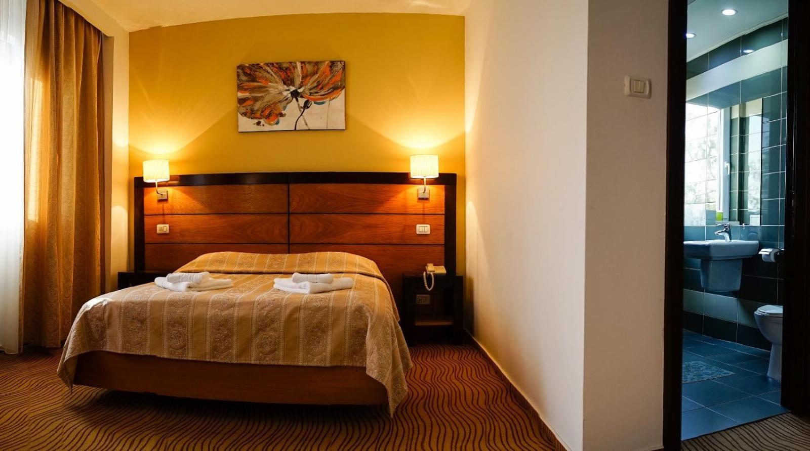 Hotel Criss Букурещ Екстериор снимка